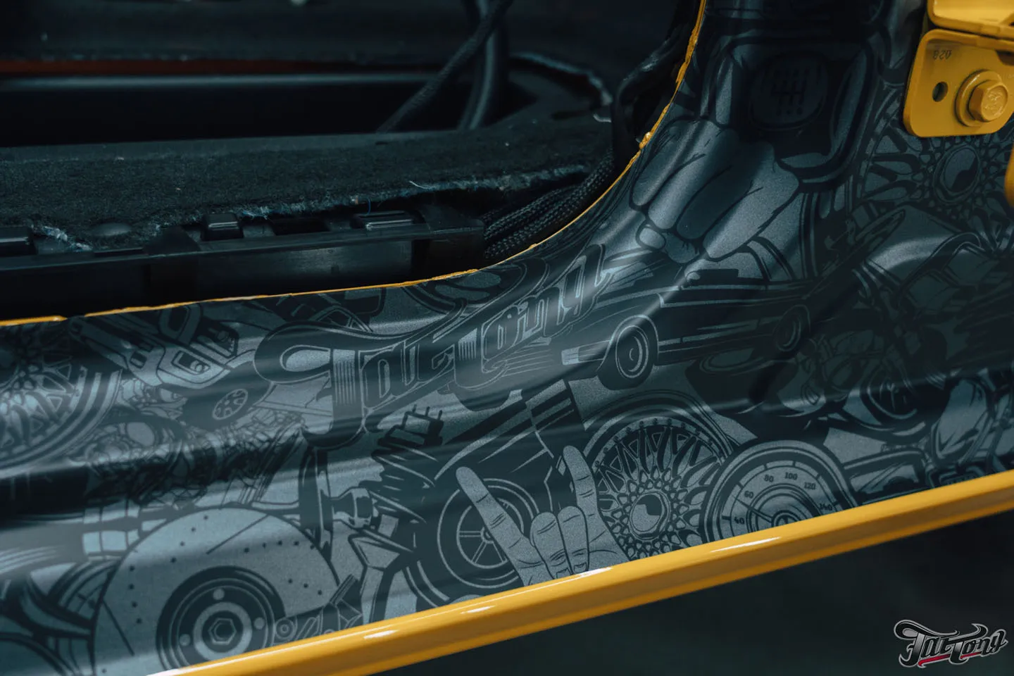 Что мы сделали с RAM TRX Hennessey Mammoth 1000?! Часть 1: автомобиль до начала работ, оклейка винилом и полиуретаном, татуировки в проемах
